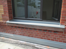 Fensterbankabdeckung ohne sichtbare Befestigung