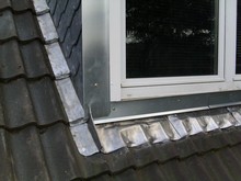 Erneuerung der Gaubenbekleidung mit Zinkeinfassung und Naturschiefer an den Wangen