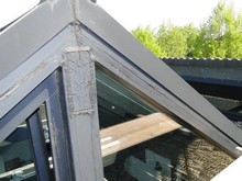 Holzbalkenbekleidung mit anthrazit Pulverbeschichtetem Aluminium