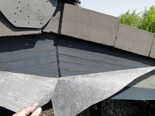 Holzbalkenbekleidung mit anthrazit Pulverbeschichtetem Aluminium