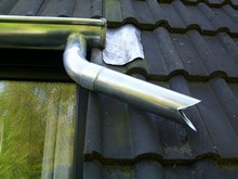 Erneuerung einer Dachrinne mit Umlegung des Stutzens