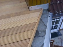 Balkonsanierung mit neuem Belag aus Tropenholz