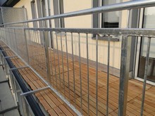 Verschiedene Balkon- und Terrassenbeläge aus Holz und Stein sowie einige Details