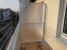 Verschiedene Balkon- und Terrassenbeläge aus Holz und Stein sowie einige Details