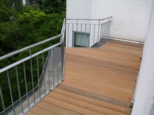 Verschiedene Balkon- und Terrassenbeläge aus Holz und Stein sowie einige Details