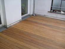Verschiedene Balkon- und Terrassenbeläge aus Holz und Stein sowie einige Details