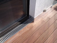 Verschiedene Balkon- und Terrassenbeläge aus Holz und Stein sowie einige Details
