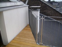 Verschiedene Balkon- und Terrassenbeläge aus Holz und Stein sowie einige Details