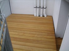 Verschiedene Balkon- und Terrassenbeläge aus Holz und Stein sowie einige Details