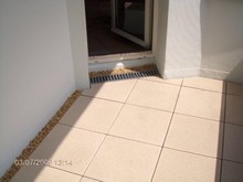 Verschiedene Balkon- und Terrassenbeläge aus Holz und Stein sowie einige Details