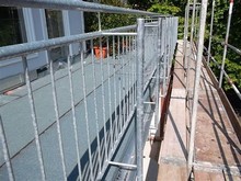Verschiedene Balkon- und Terrassenbeläge aus Holz und Stein sowie einige Details