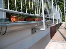 Verschiedene Balkon- und Terrassenbeläge aus Holz und Stein sowie einige Details
