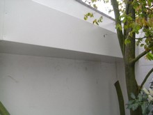 Abflussrohr mit weißem Aluminiumblech bekleidet