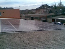 Photovoltaikanlage auf einem Hallendach mit Trapezblechen