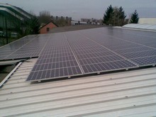 Photovoltaikanlage auf einem Hallendach mit Trapezblechen