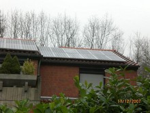 Photovoltaikanlage auf einem Einfamilienhaus, auf zwei Dachflächen verteilt