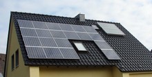Photovoltaik- und Solarthermieanlage in Kombination auf einem Einfamilienhaus